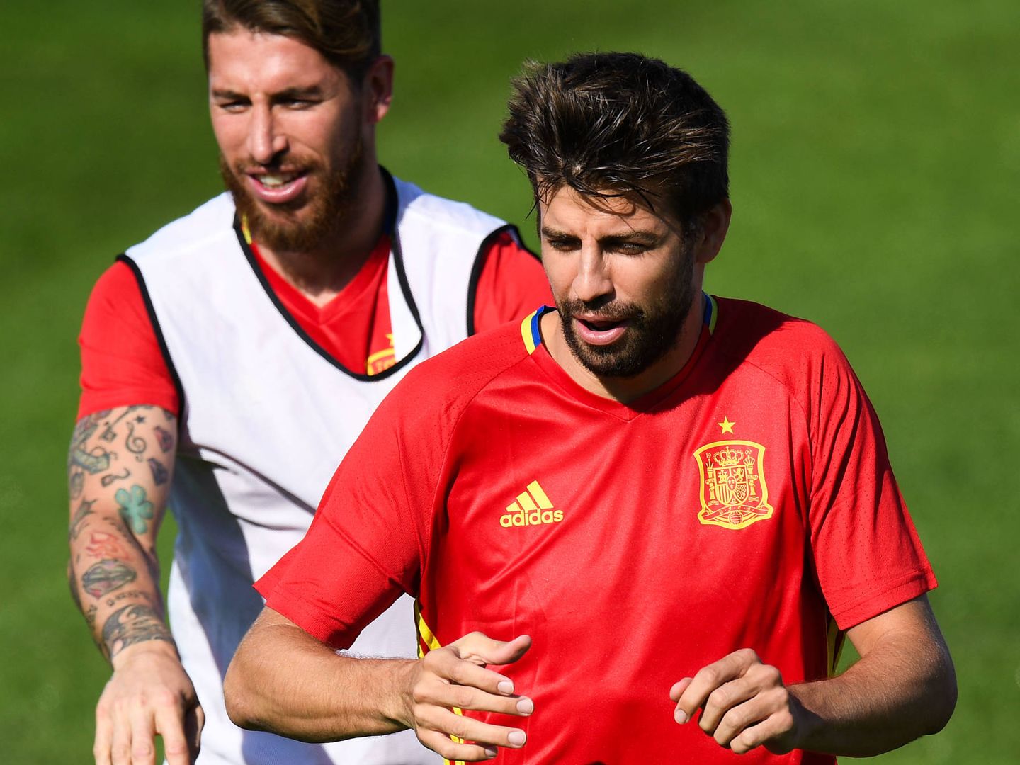 Sergio Ramos y Gerard Piqué, amigos y quizá socios. (Getty)