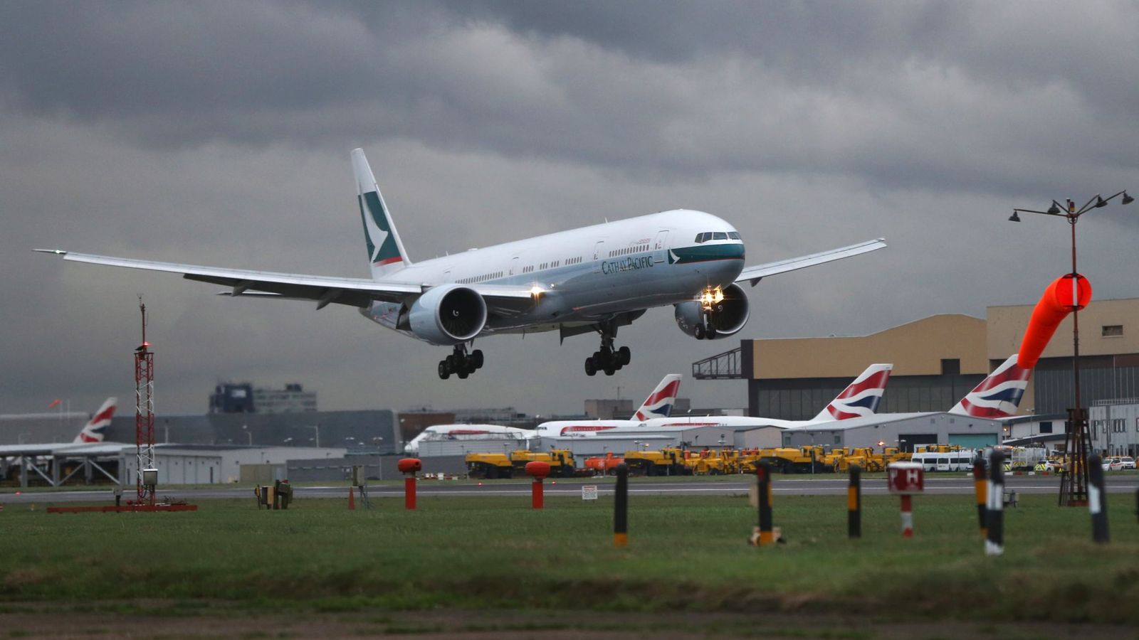 Foto: Un avión aterriza en una de las pistas de Heathrow. (EFE)