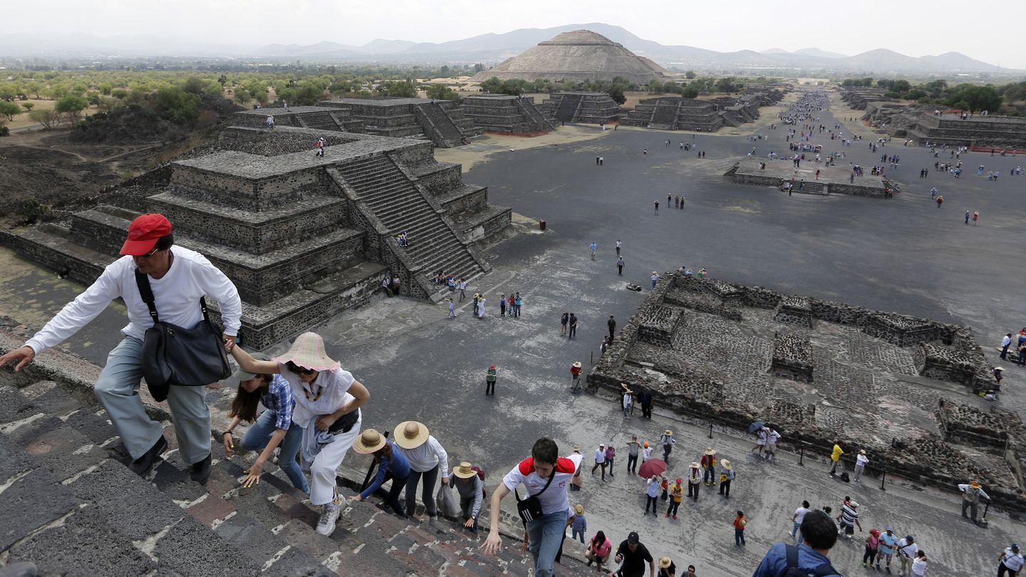 Turistas suben a la Pirámide de la Luna, en Teotihuacán (Reuters).