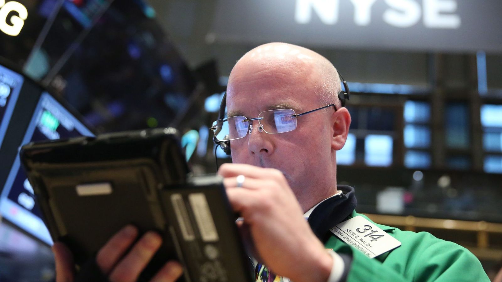 Foto: Operador en Wall Street observa los datos de la sesión. (EFE)