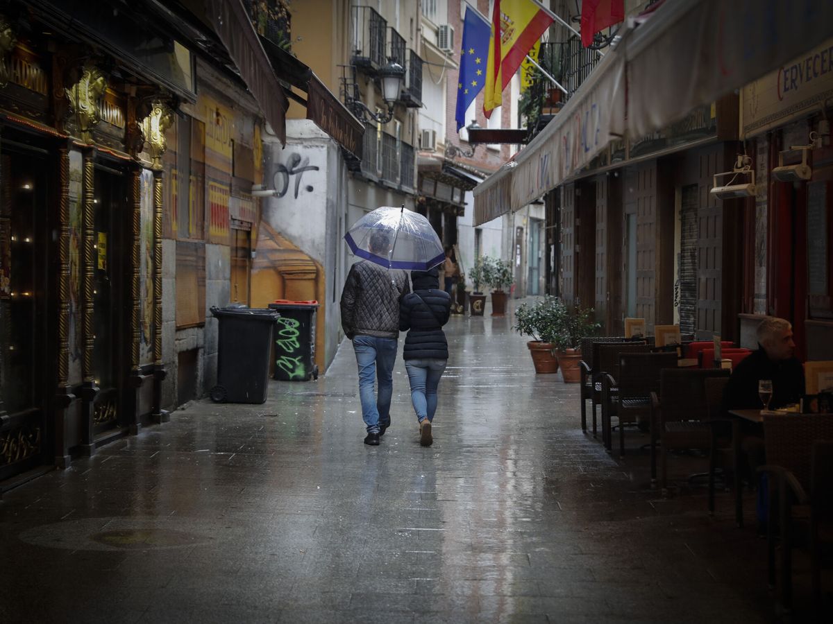 Foto: Imagen de lluvia en el centro de Madrid (EFE/Luis Millan)