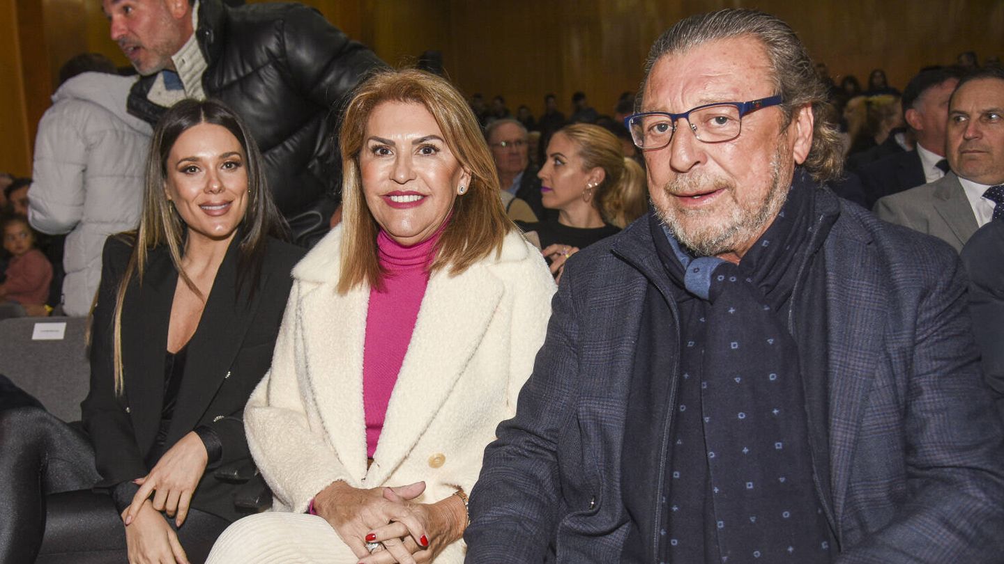 Los padres de Sergio Ramos y Lorena Gómez apoyan a René durante el acto. (Gtres)