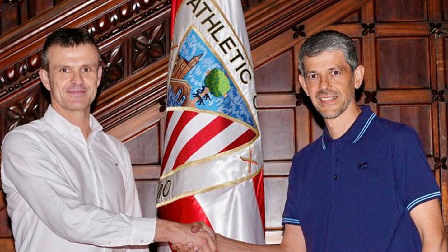 David Aznar, junto al presidente del Athletic, Jon Uriarte. (Foto: Athletic de Bilbao)