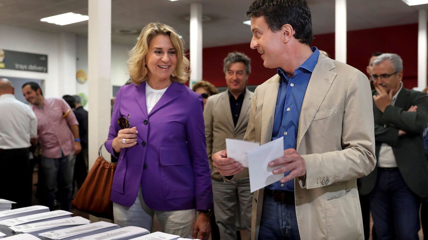 Susana Gallardo y Manuel Valls, votando en Barcelona. (EFE)