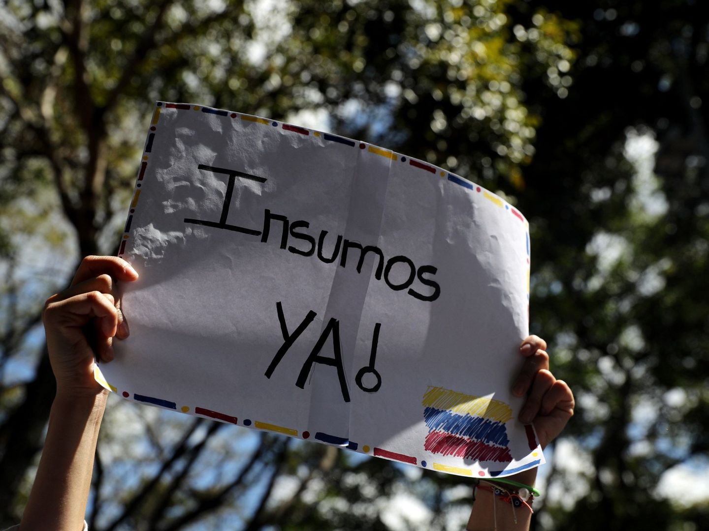Un manifestante sostiene un cartel durante una manifestación opositora este miércoles, en Caracas. (EFE)