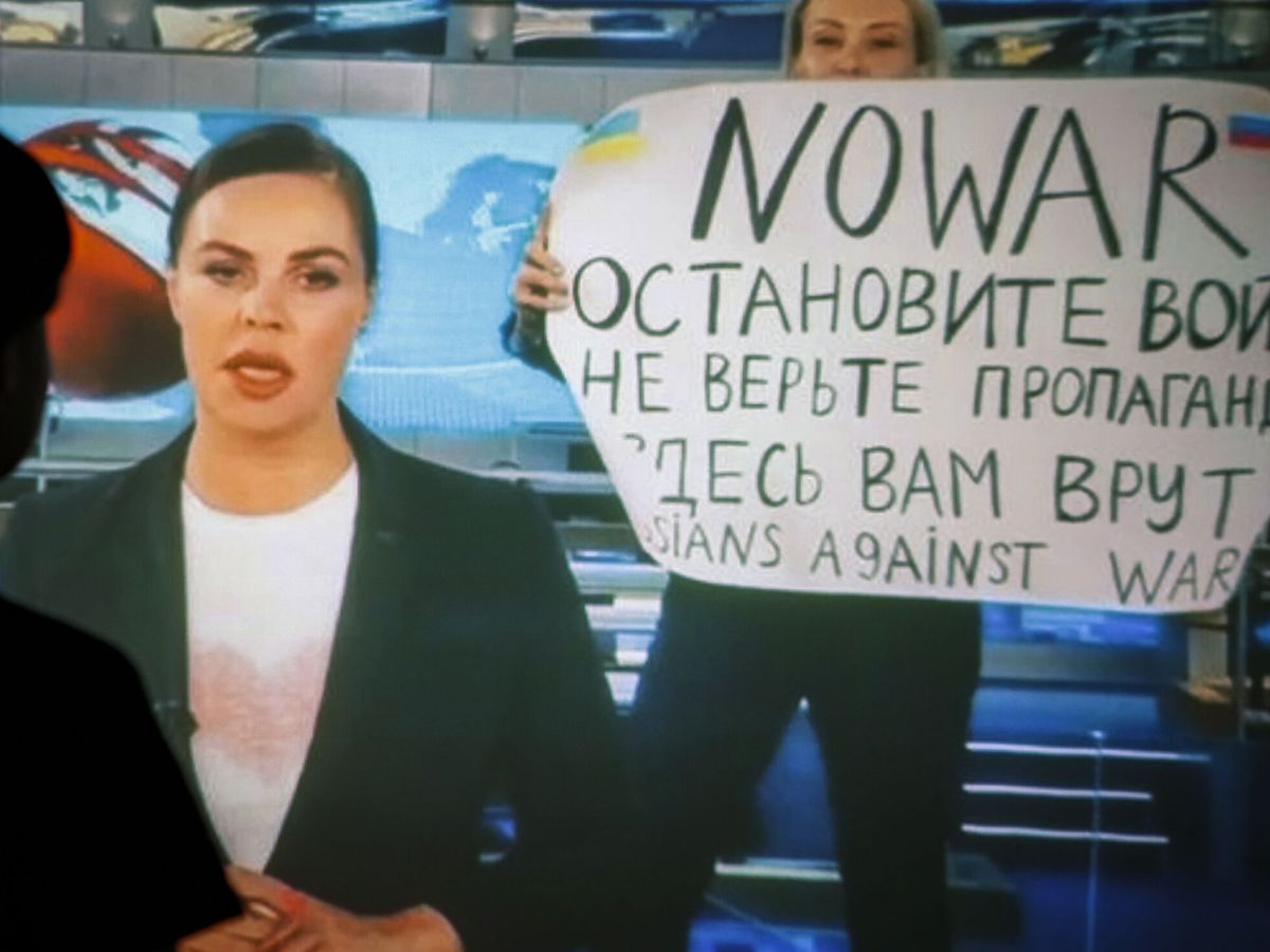 Foto: Marina Ovsyánnikova irrumpe en directo con un cartel contra la guerra. (EFE/EPA/DSK)