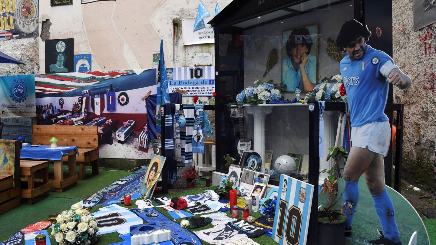 Las calles de Nápoles tras la muerte de Maradona. (EFE/EPA/Ciro Fusco)
