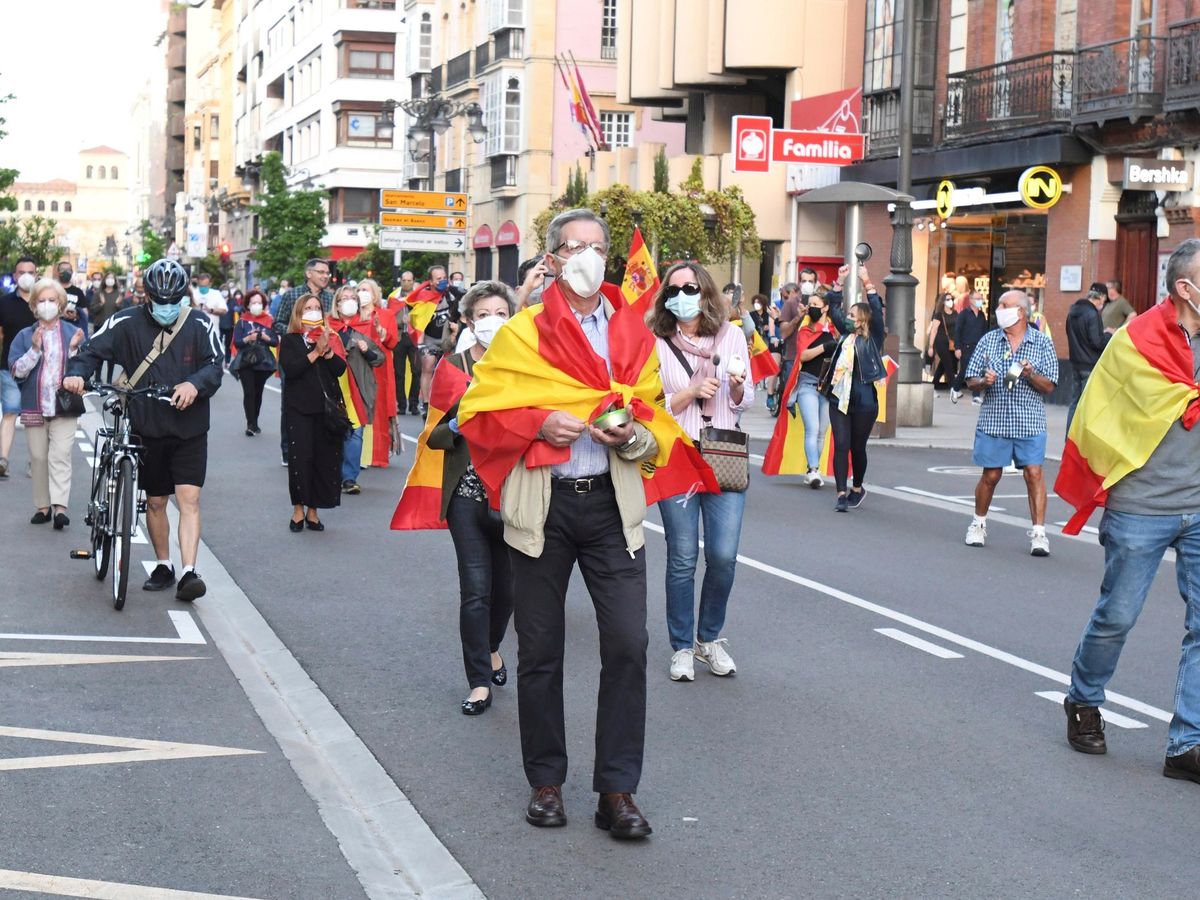 Foto: Cacerolada este lunes en la calle Ordoño II, de León, en protesta por la gestión del Gobierno en la crisis del coronavirus. (EFE)
