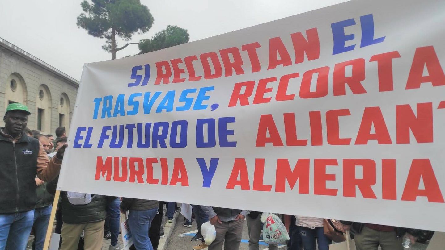 Una pancarta contra el recorte del trasvase Tajo-Segura. (L. B.)