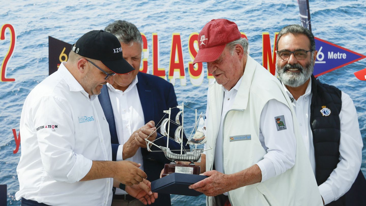 El Rey emérito y la tripulación del Bribón recogen el Trofeo Viajes InterRías. (EFE) 