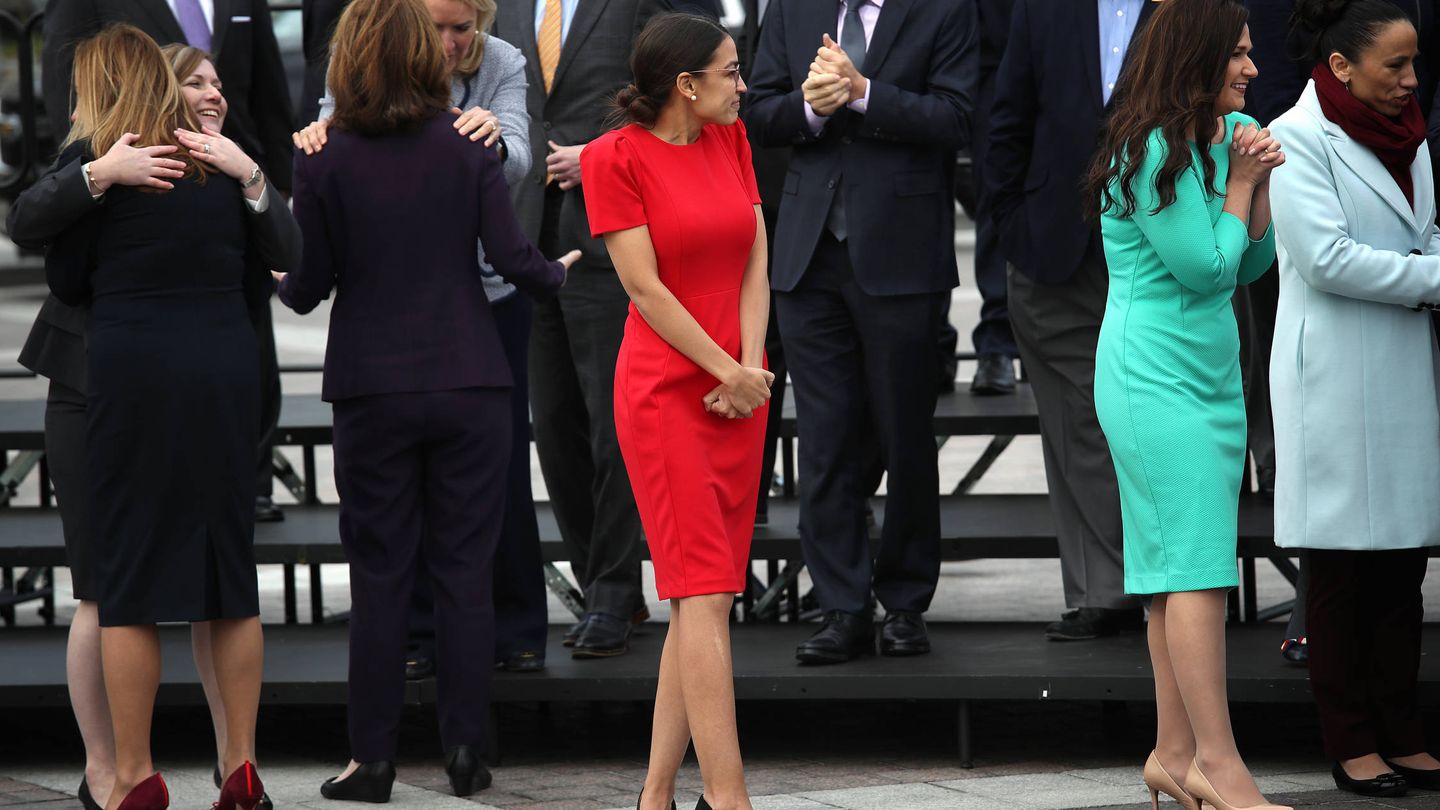 Alexandria Ocasio-Cortez (de rojo) en Washington. (Getty)