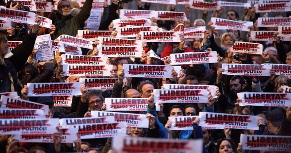Foto: Concentración en Barcelona para pedir la liberación de 'los Jordis' y parte del exGovern catalán. (EFE)