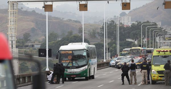 Foto: Rehenes en un autobús durante un secuestro en Río de Janeiro (EFE)