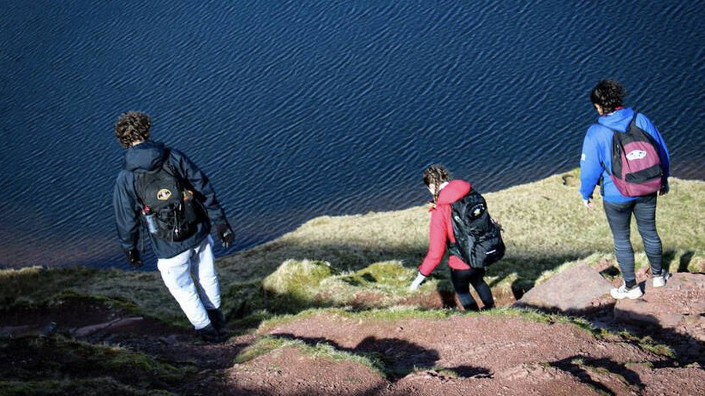 Los estudiantes del internado, de excursión en las montañas galesas. (Instagram/@uwcatlantic) 