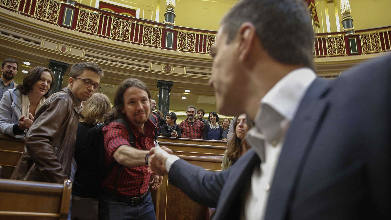 Foto: El secretario general del PSOE, Pedro Sánchez, y el líder de Podemos, Pablo Iglesias, se estrechan la mano en el Congreso de los Diputados. (Efe)