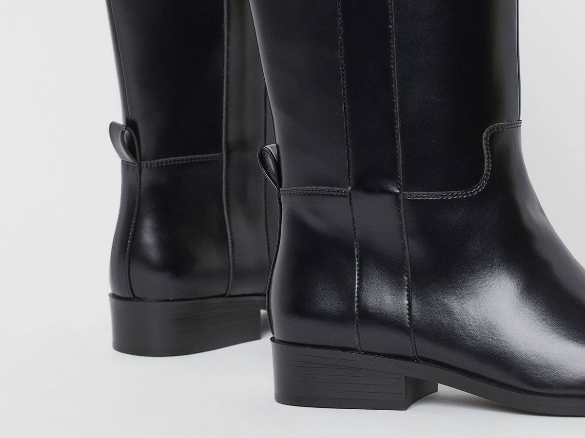 H&M tiene las botas negras sin tacón perfectas para fondo de