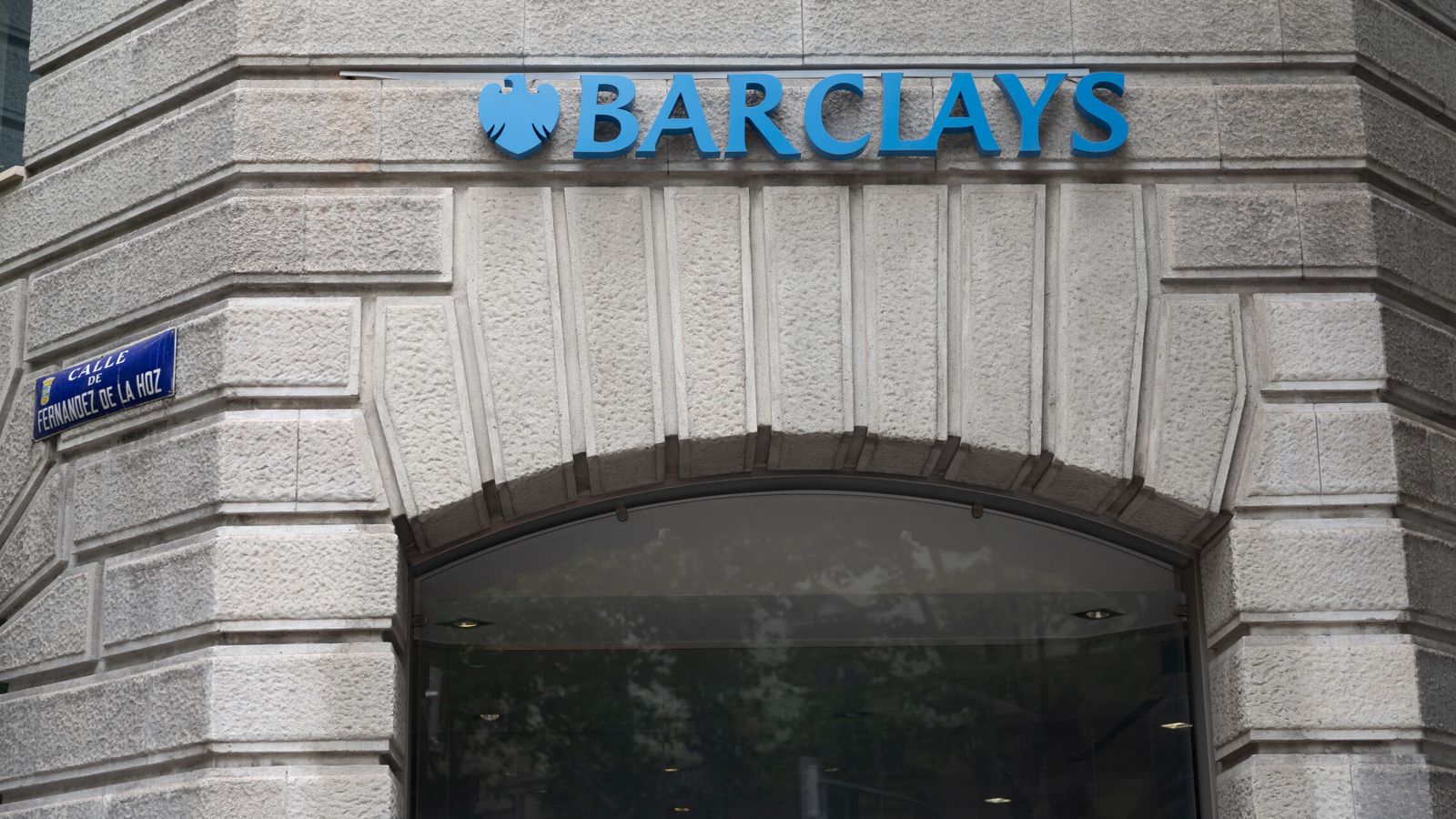 Barclays recortará uno de cada veinte empleos por la implantación de la IA