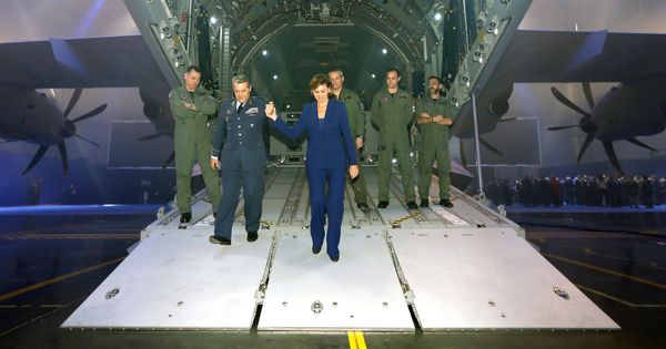 Foto: La ministra de Defensa, María Dolores de Cospedal, en la entrega del primer avión de transporte militar de las Fuerzas Armadas. (EFE)