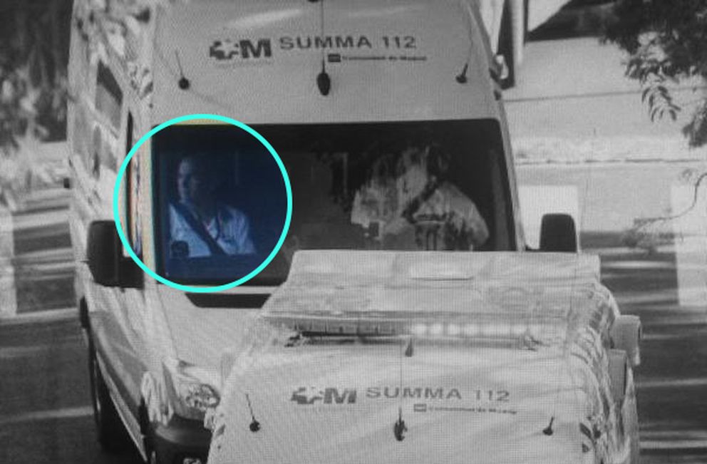 El copiloto de la ambulancia que trasladó a Miguel Pajares aparece en la imagen sin traje de seguridad