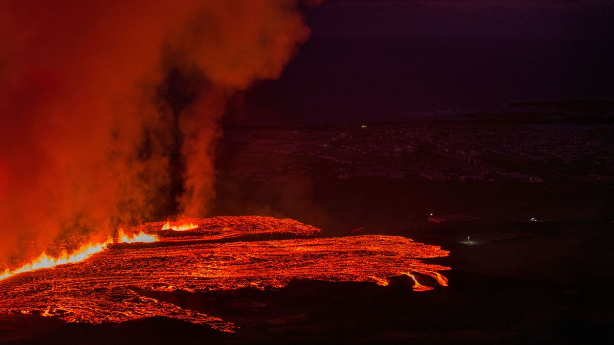 Nueva erupción volcánica en el suroeste de Islandia, cerca de la localidad de Grindavík