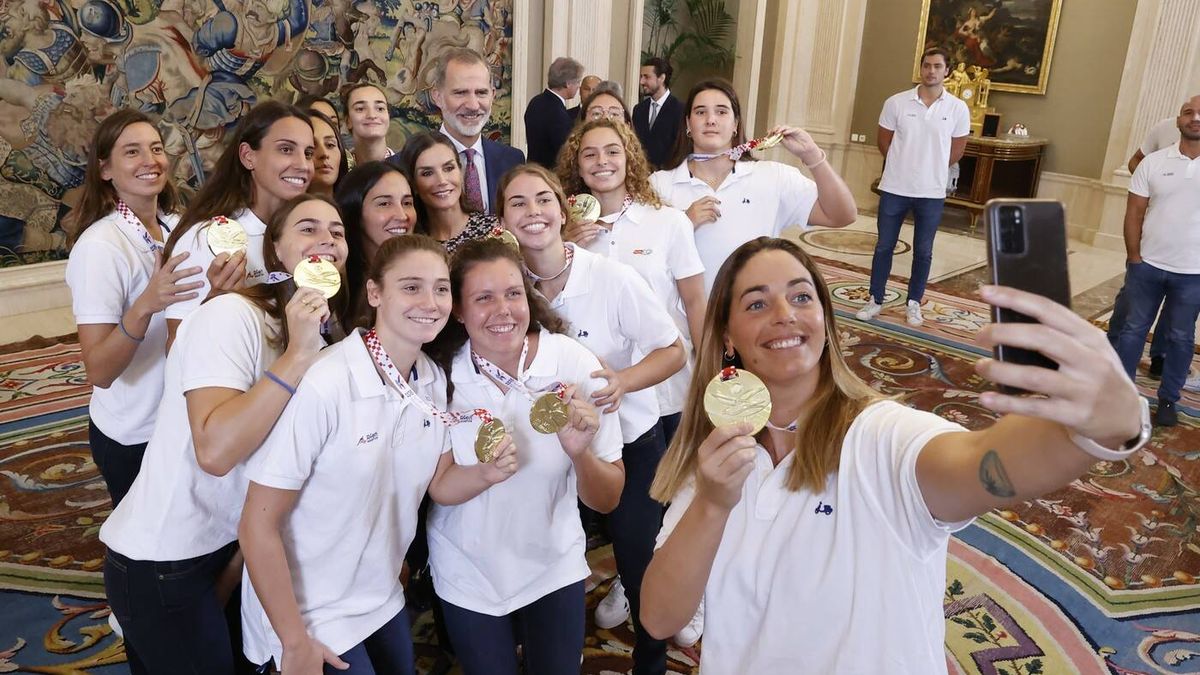 El selfie de los Reyes con la selección española femenina de waterpolo y más detalles de su encuentro