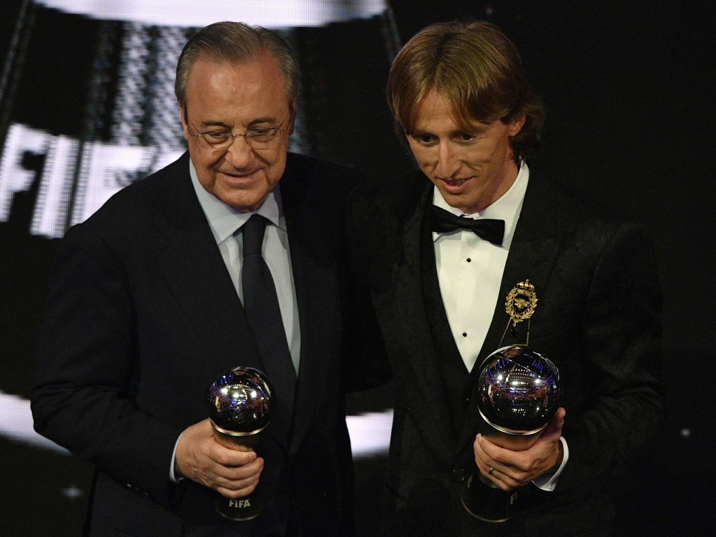 Modric posa junto a Florentino Pérez, tras recibir el premio 'The Best'. (EFE)