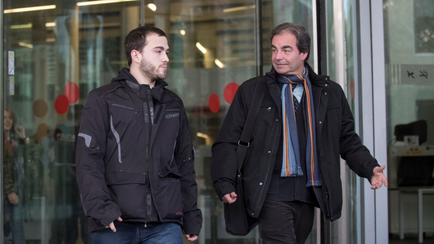 Sergi Aymerich, a la izquierda, saliendo de los Juzgados de Barcelona el pasado marzo. (EFE)