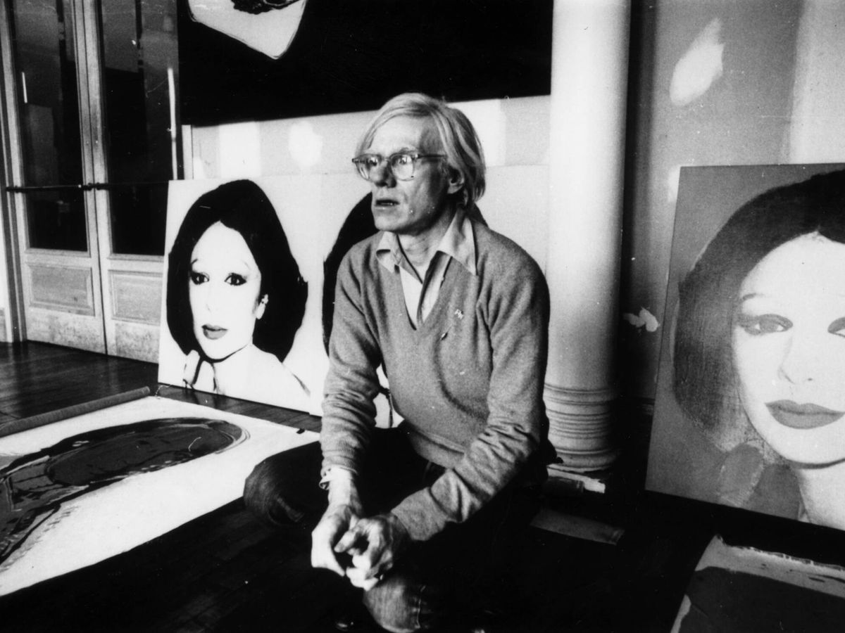 Foto: Andy Warhol junto al cuador 'Princess Of Iran', en su estudio de Nueva York. (Getty/Graham Wood)