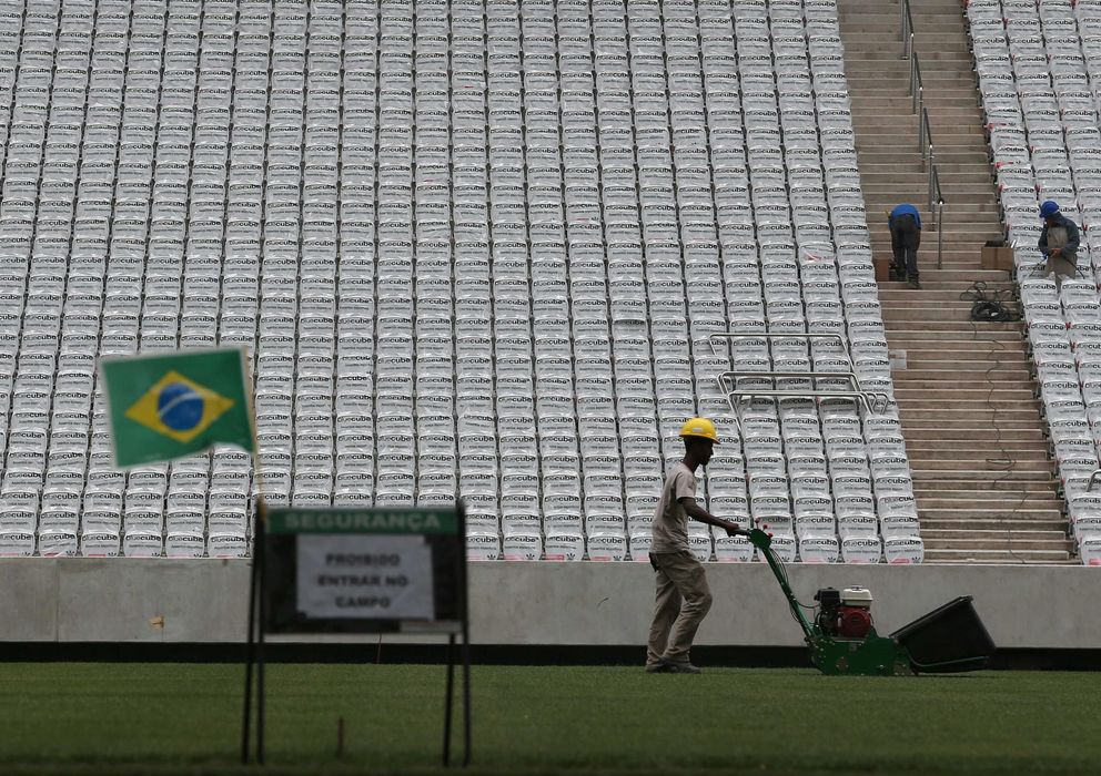 Foto: Trabajos en el interior de un estadio para el Mundial de Fútbol