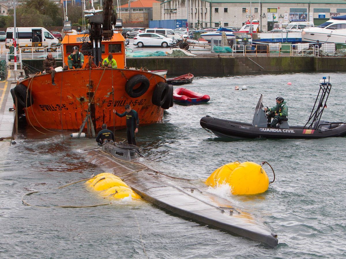 Foto: Los equipos marítimos reflotando el narcosubmarino este martes. (EFE)
