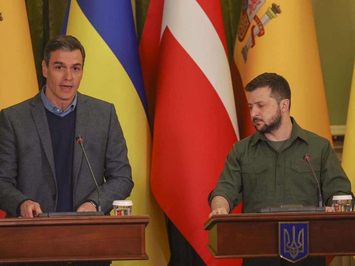 Foto: Imagen de archivo durante la visita a Kiev de Pedro Sánchez, junto con Volodímir Zelenski. (EFE/Gutiérrez)