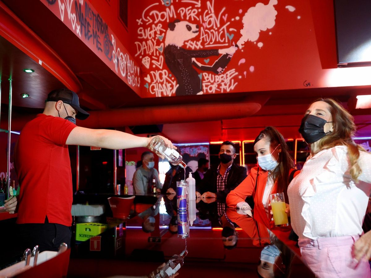 Foto:  Un camarero sirve una bebida en el interior de una discoteca este lunes en Madrid. (EFE)