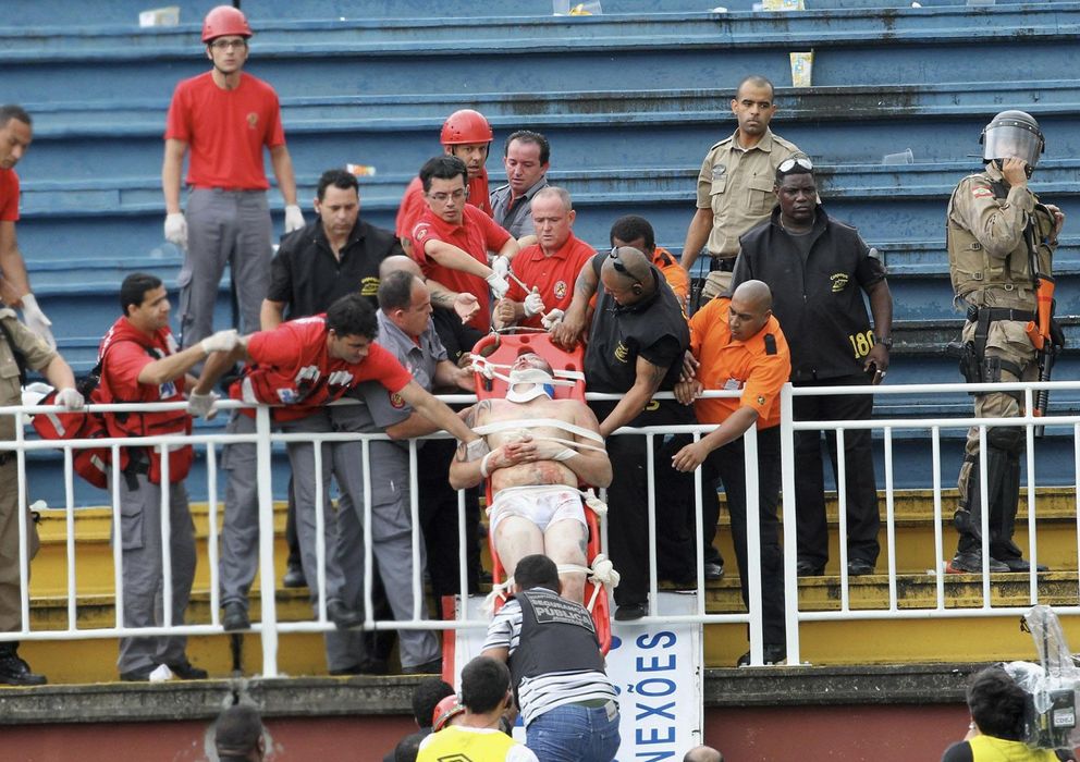 Foto: Un aficionado es evacuado del Arena Joinville (Reuters)