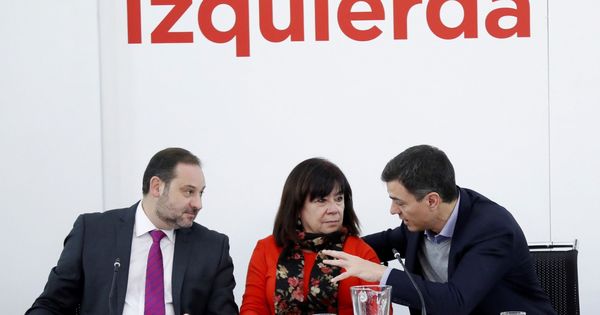 Foto: Pedro Sánchez conversa con Cristina Narbona y José Luis Ábalos durante la ejecutiva de este 12 de febrero. (EFE)