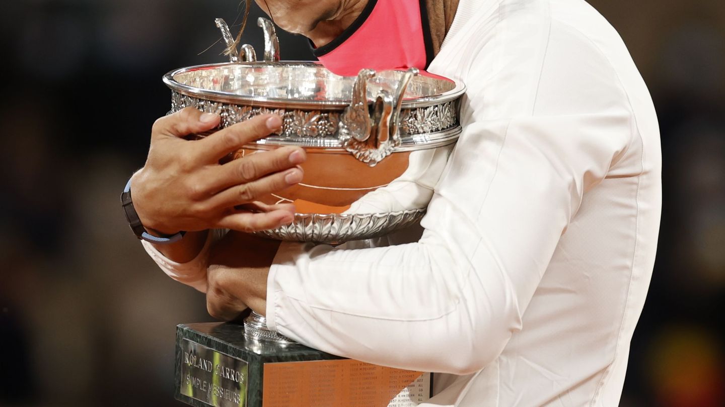 Nadal, con su trofeo de campeón. (Efe)