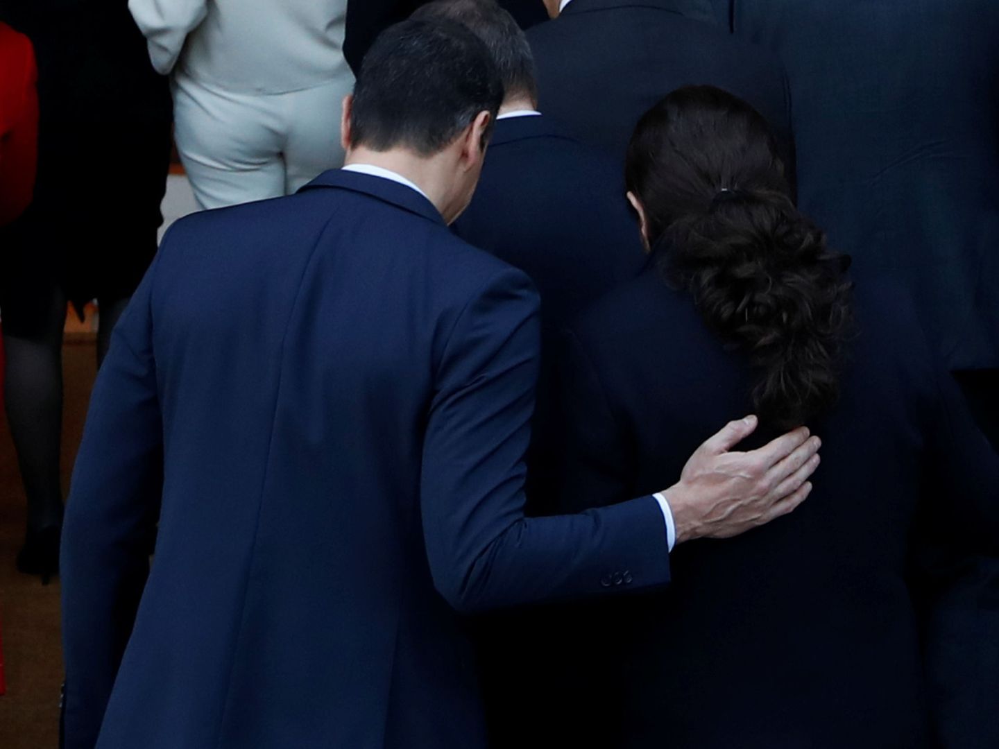 Pedro Sánchez y Pablo Iglesias entran en la Moncloa tras la presentación de todos los ministros. (EFE)