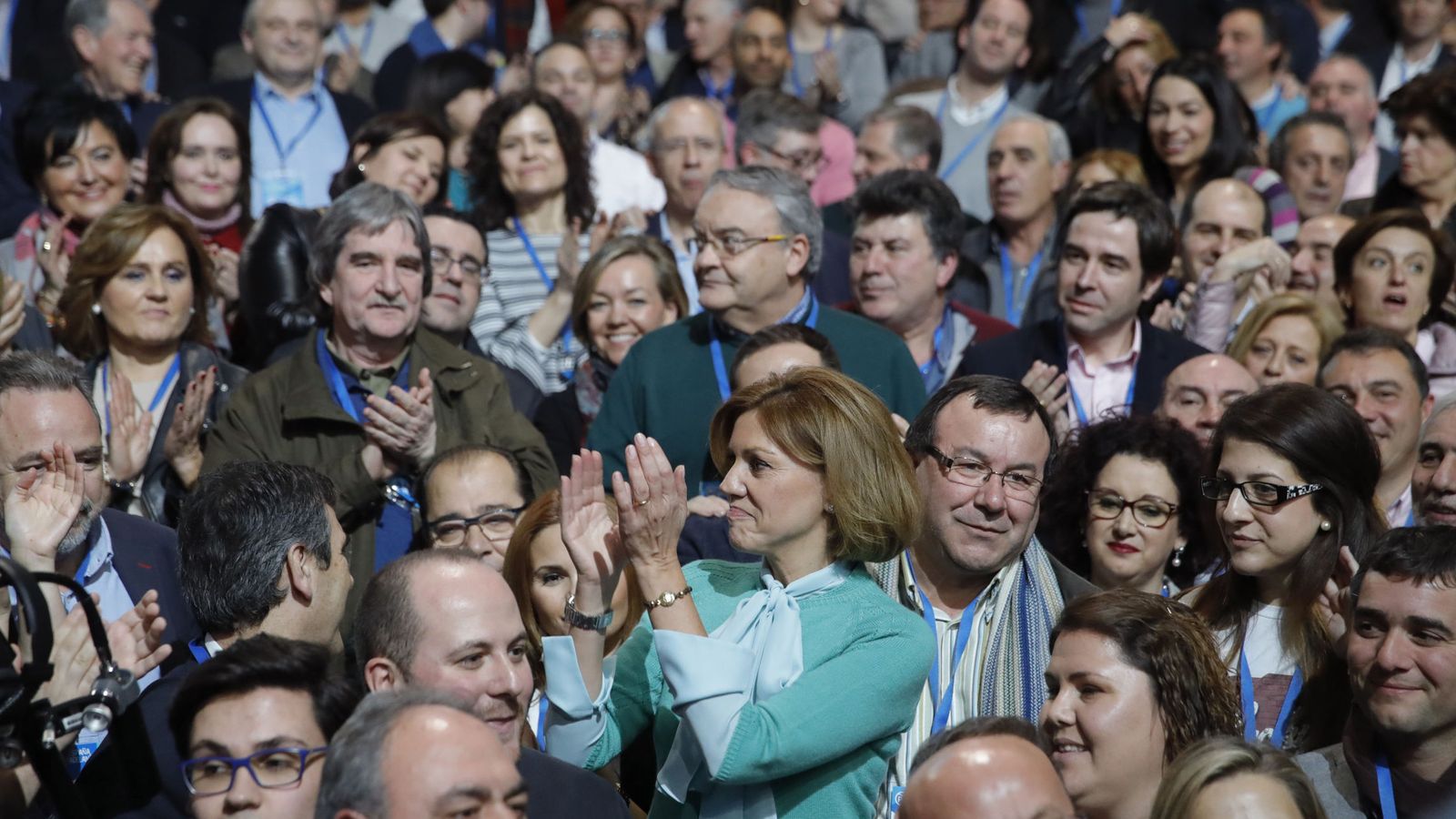 Foto: La secretaria general del PP, María Dolores de Cospedal, aplaude tras la primera jornada del XVIII Congreso Nacional del PP. (EFE)