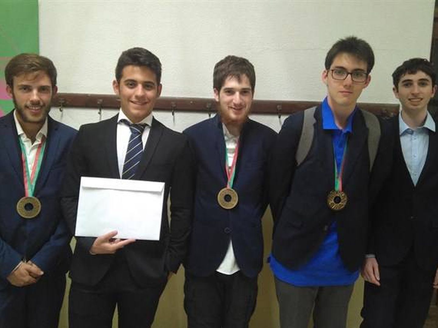 Los cinco estudiantes españoles que han ido a la Olimpiada Internacional. de Física (Foto: Real Sociedad Española de Física)