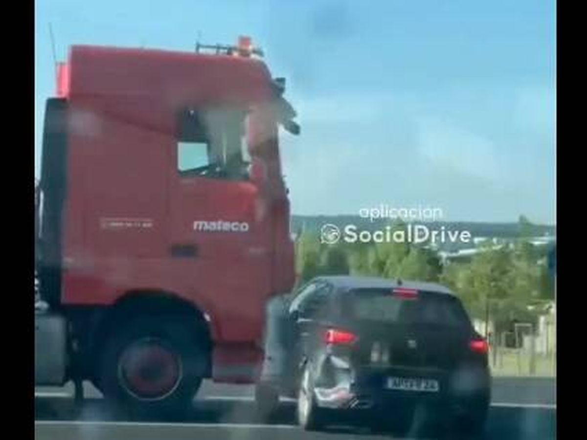 Foto: Un camionero se "vuelve loco" y circula arrastrando un Seat Ibiza. (Twitter)