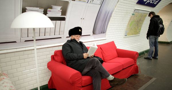 Foto: Un viajero se sienta a leer en un sillón publicitario en una estación del metro de París, en marzo de 2010. (Reuters)