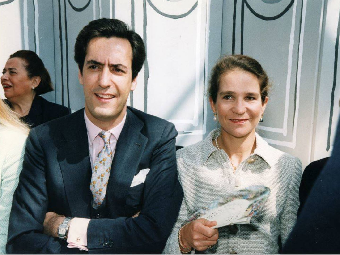Jaime de Marichalar y la infanta Elena, en un desfile de Chanel en París en 1997. (Getty)