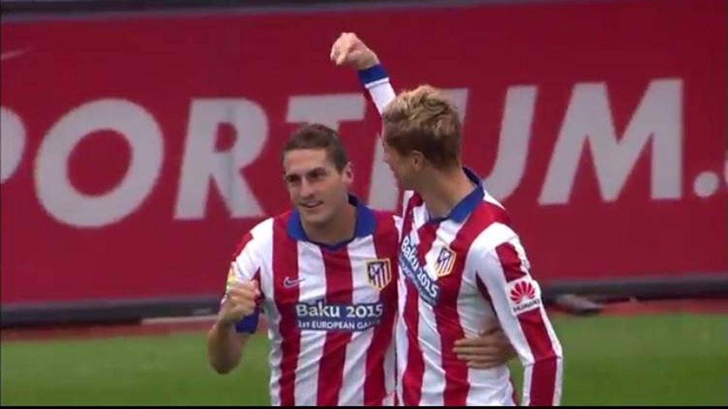 Fernando Torres señala a Koke tras marcar un gol de cabeza a pase suyo