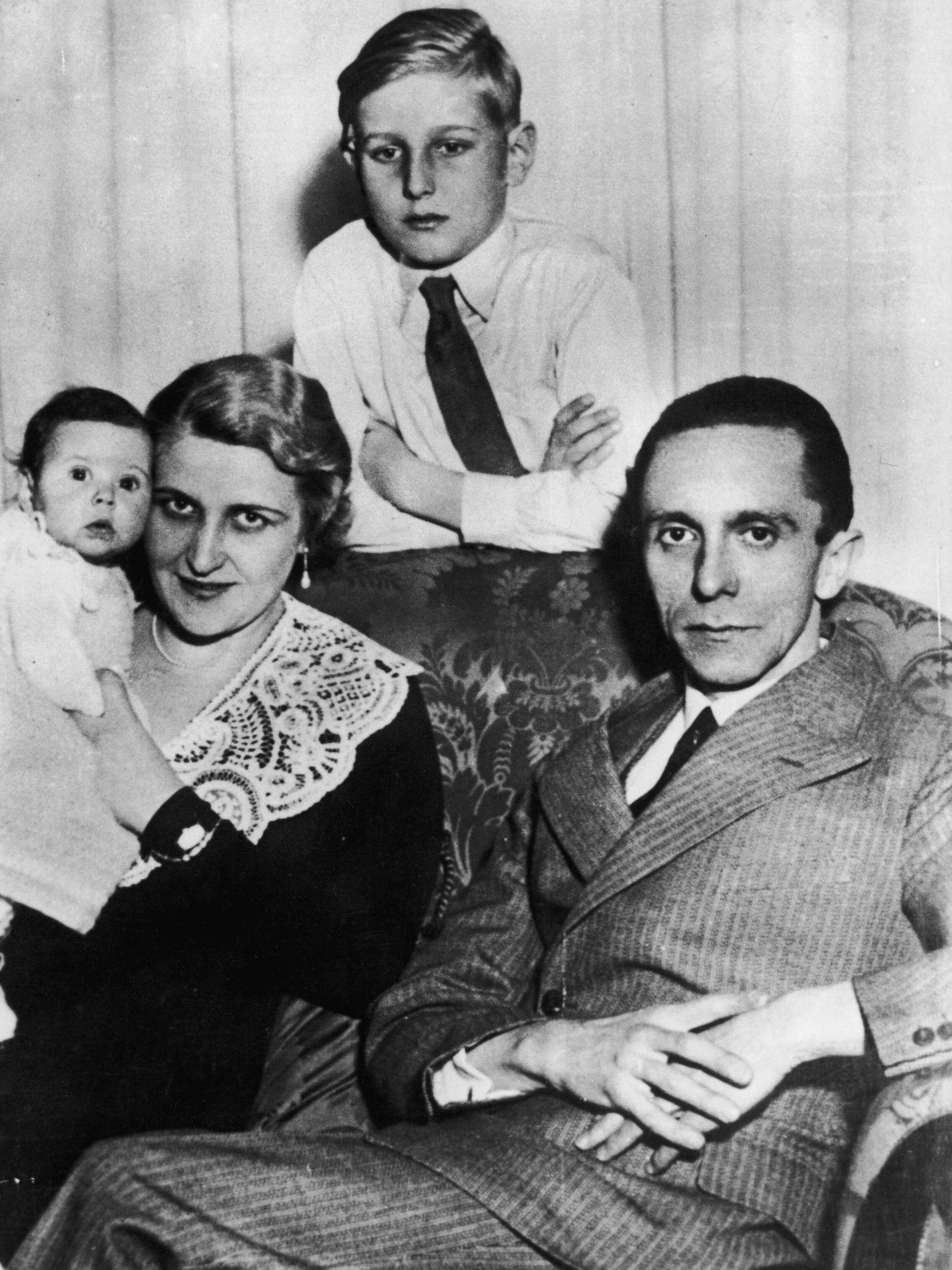 Joseph Goebbels, ministro de propaganda nazi, junto a su mujer, Madga, y dos de sus hijos. (Getty Images)