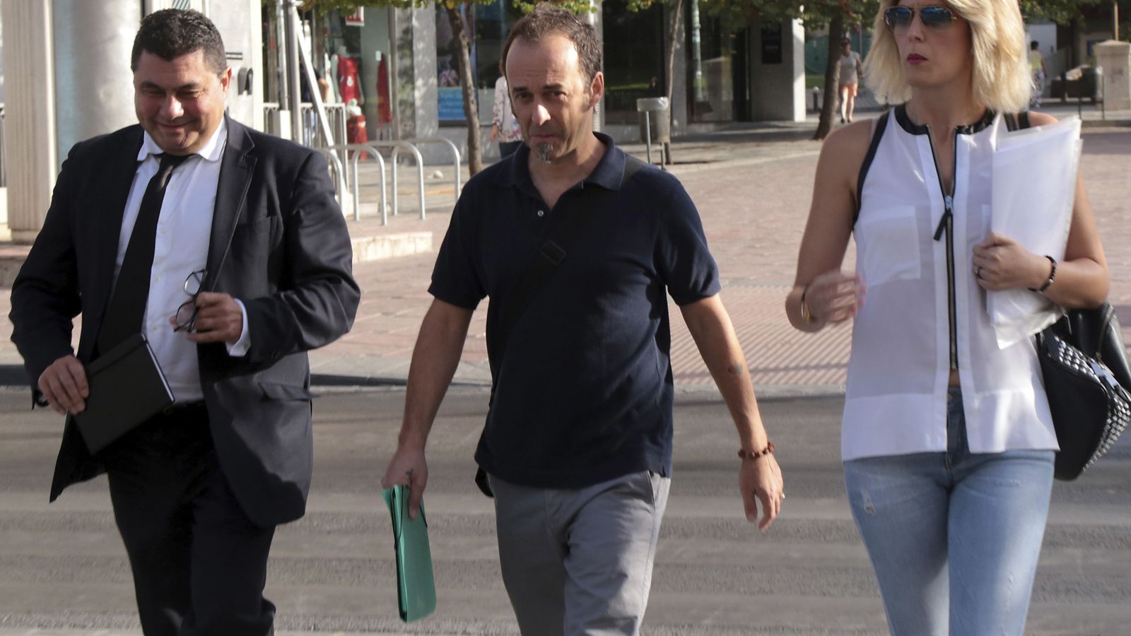 Foto: Francesco Arcuri (c), expareja de Juana Rivas, acompañado de sus abogados. (EFE)