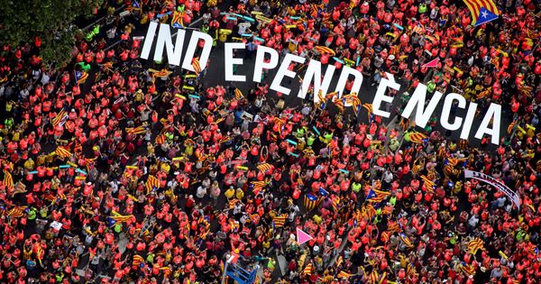 Foto: Imagen aérea de la Diada en la que un grupo de personas sujeta la palabra "independencia". (Reuters)