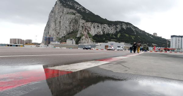 Foto: Peatones cruzan la pista del aeropuerto de Gibraltar (REUTERS)