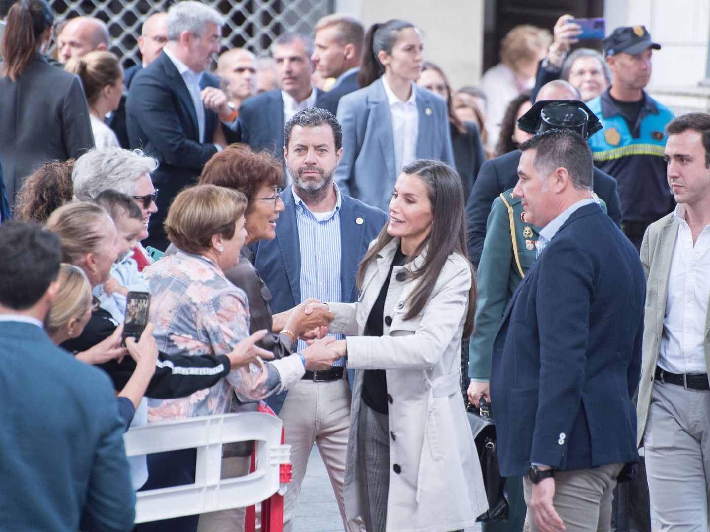La reina Letizia, reconfortando al pueblo de Tenerife. (Europa Press)