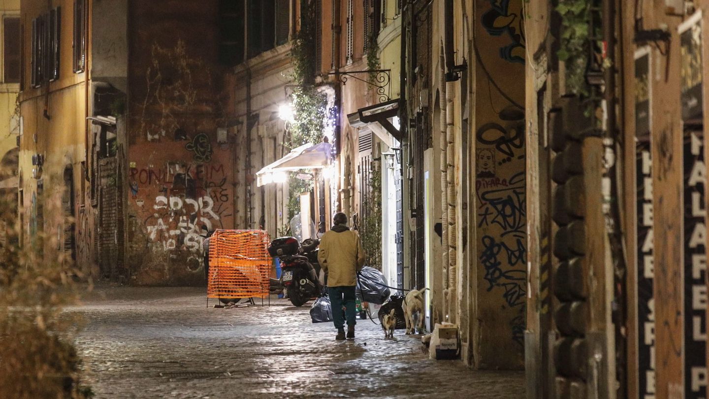 Un hombre pasea a su perro en Roma. (EFE)