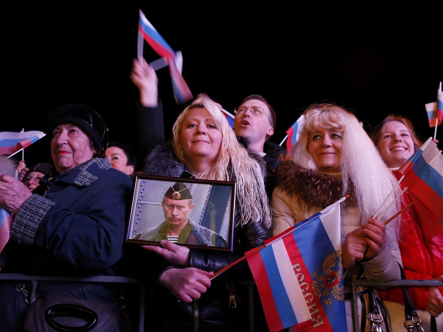 Una mujer porta un retrato de Putin en Sebastopol, Crimea (Reuters).