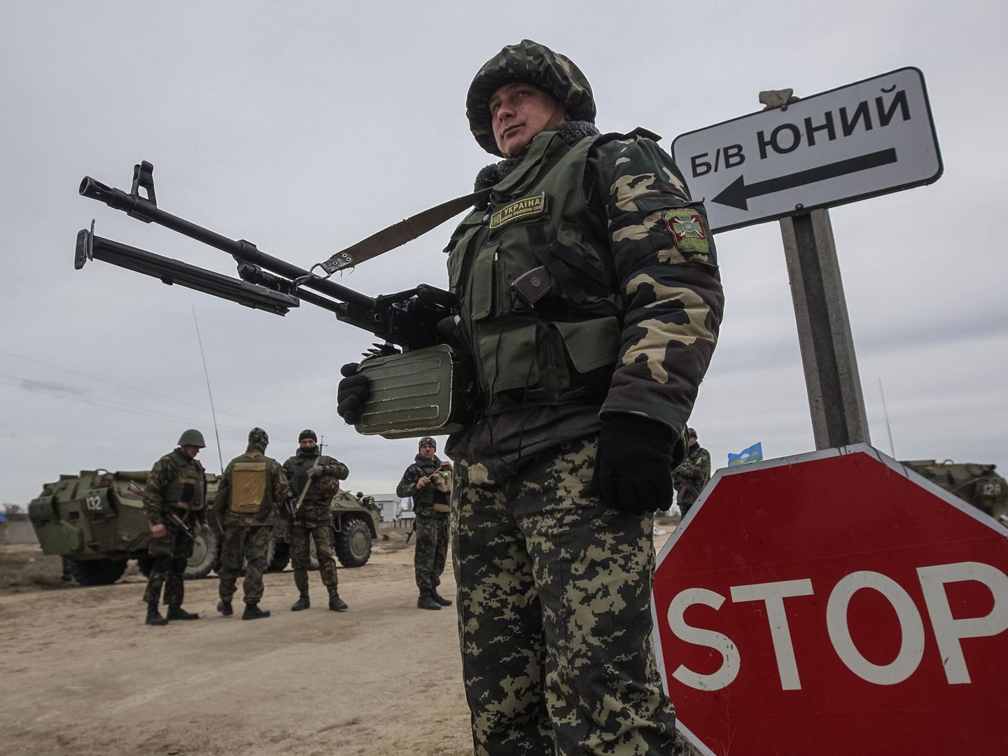 Un soldado ucraniano en un puesto de control en el pueblo de Strelkovo (Reuters).